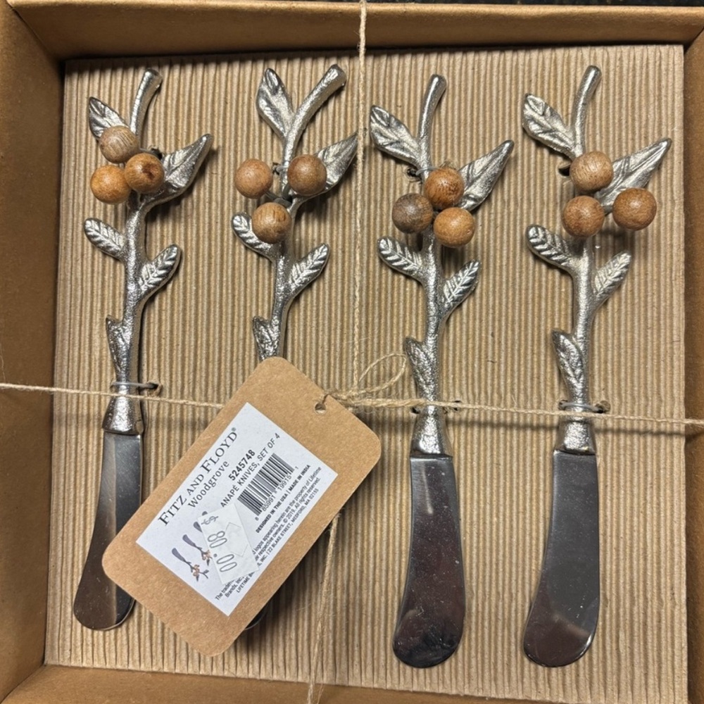 Fitz and Floyd Woodgrove Canapé Silver Spreaders with Wooden Berry Design